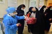 با حضور بسیج خواهران حوزه دانش‌آموزی منطقه ۱۷ با اهدای گل و انار شب یلدا از کارکنان بخش‌های مختلف بیمارستان ضیائیان قدردانی شد